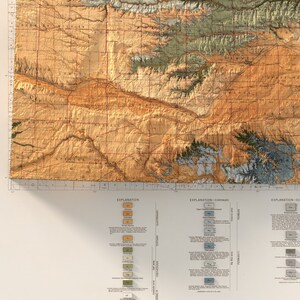 Puede incluir: Un mapa topogr&aacute;fico vintage del &aacute;rea de Great Bend, Kansas. El mapa presenta contornos de elevaci&oacute;n detallados, r&iacute;os y carreteras. El mapa est&aacute; impreso en tonos de marr&oacute;n, verde y azul.