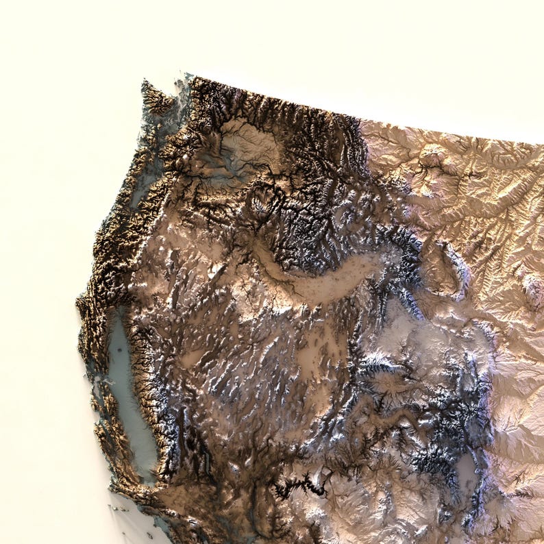 Pode incluir: Um mapa em relevo 3D texturizado e detalhado do oeste dos Estados Unidos, mostrando as montanhas, os vales e os rios da regi&atilde;o. O mapa &eacute; feito de um material marrom claro com acentos prateados.