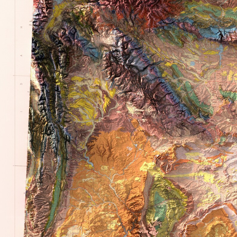 Puede incluir: Un mapa geol&oacute;gico detallado de una regi&oacute;n monta&ntilde;osa, que muestra diversas formaciones rocosas y caracter&iacute;sticas geol&oacute;gicas en tonos marrones, verdes, amarillos y morados.