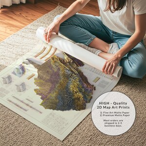 Puede incluir: Una detallada impresi&oacute;n art&iacute;stica de mapa 2D con una representaci&oacute;n topogr&aacute;fica similar a 3D, con tonos de oro, p&uacute;rpura y verde. La impresi&oacute;n est&aacute; sobre un papel mate de color claro. Incluye el texto "HIGH - Quality 2D Map Art Prints".