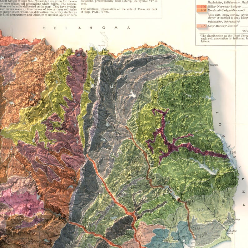 Op de afbeelding: Een gedetailleerde vintage kaart van Oklahoma, met een kleurrijke topografische weergave van het terrein van de staat. De kaart gebruikt een verscheidenheid aan kleuren om verschillende bodemtypen en geologische kenmerken aan te duiden. De tekst bevat de woorden "OKLAHOMA" en verschillende bodemclassificaties.