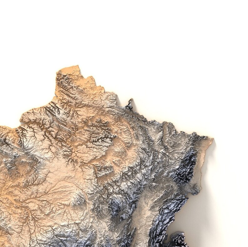 Puede incluir: Un mapa en relieve 3D de Francia, que muestra la topograf&iacute;a del pa&iacute;s con monta&ntilde;as, valles y r&iacute;os. El mapa est&aacute; hecho de un material marr&oacute;n claro con acentos gris oscuro, lo que le da un aspecto realista.