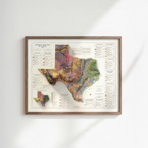 Op de afbeelding: Ingelijste kaart van Texas met een 3D-reli&euml;f, die de topografie en bodemsamenstelling van de staat weergeeft. De kaart gebruikt een gedetailleerd kleurenpalet om verschillende bodemtypen en hoogtes weer te geven. De houten lijst omringt de kaart, met de tekst "General Soil Map of Texas".