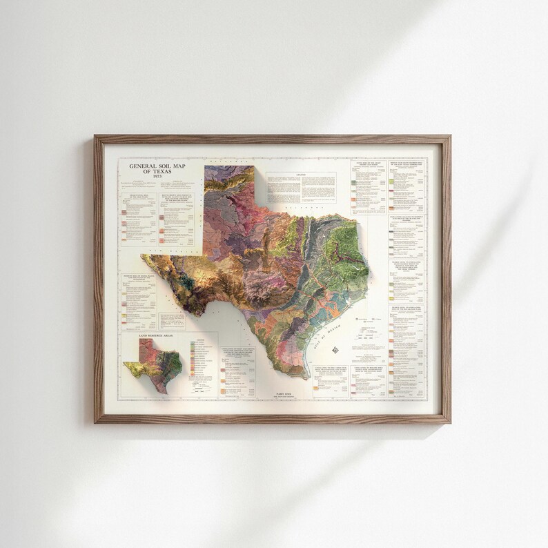 Op de afbeelding: Ingelijste kaart van Texas met een 3D-reli&euml;f, die de topografie en bodemsamenstelling van de staat weergeeft. De kaart gebruikt een gedetailleerd kleurenpalet om verschillende bodemtypen en hoogtes weer te geven. De houten lijst omringt de kaart, met de tekst "General Soil Map of Texas".