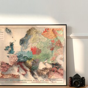 Op de afbeelding: Een vintage kaart van Europa met een 3D-effect, die de verschillende regio's in verschillende kleuren laat zien. De kaart heeft de titel "Carte Ethnographique de L'Europe".