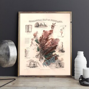 Może przedstawiać: Antyczna, ilustrowana mapa geologiczna Szkocji. Mapa przedstawia r&oacute;żne formacje skalne i cechy geologiczne kraju. Mapa jest oprawiona w brązową drewnianą ramę.