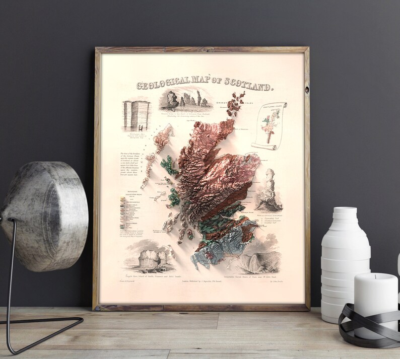 Może przedstawiać: Antyczna, ilustrowana mapa geologiczna Szkocji. Mapa przedstawia r&oacute;żne formacje skalne i cechy geologiczne kraju. Mapa jest oprawiona w brązową drewnianą ramę.