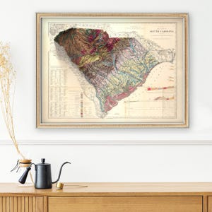 Pode incluir: Mapa vintage da Carolina do Sul com topografia e caracter&iacute;sticas geol&oacute;gicas detalhadas. O mapa &eacute; impresso em marrom, verde, vermelho e azul sobre um fundo branco. O t&iacute;tulo "The State of South Carolina" &eacute; impresso no topo do mapa.
