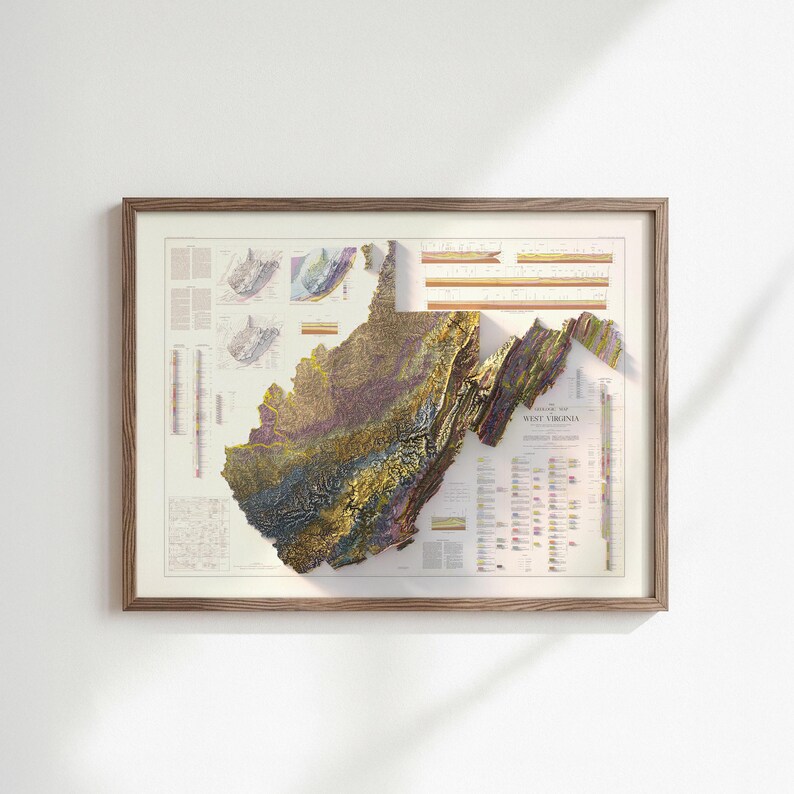 Puede incluir: Un mapa topogr&aacute;fico 3D enmarcado de Virginia Occidental, con datos de elevaci&oacute;n detallados en tonos verdes, marrones y dorados. El mapa est&aacute; sobre un fondo blanco con informaci&oacute;n geol&oacute;gica y est&aacute; en un marco de madera.