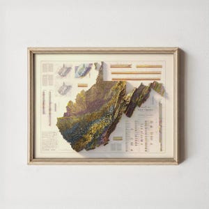Puede incluir: Mapa 3D enmarcado de Virginia Occidental, que presenta una representaci&oacute;n topogr&aacute;fica detallada con varios colores. El mapa se encuentra sobre un fondo de estilo vintage con gr&aacute;ficos informativos adicionales. El marco es de color claro y neutro.
