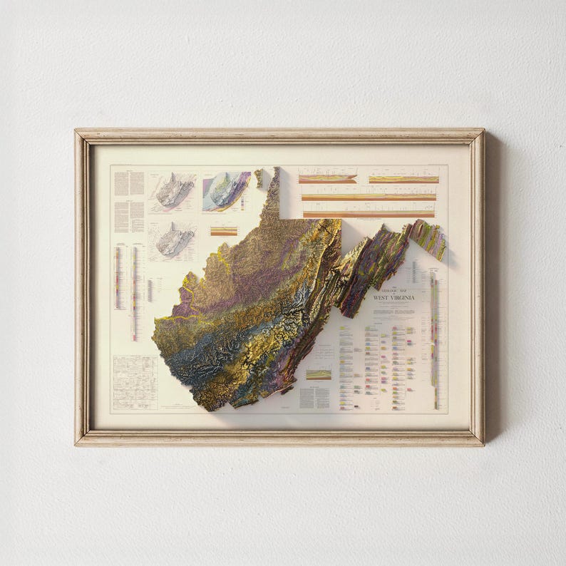 Puede incluir: Mapa 3D enmarcado de Virginia Occidental, que presenta una representaci&oacute;n topogr&aacute;fica detallada con varios colores. El mapa se encuentra sobre un fondo de estilo vintage con gr&aacute;ficos informativos adicionales. El marco es de color claro y neutro.