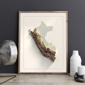 Pode incluir: Um mapa de relevo 3D do Peru emoldurado, mostrando a topografia do pa&iacute;s em tons de marrom e verde. O mapa &eacute; intitulado "Peru" e &eacute; cercado por uma moldura marrom clara.