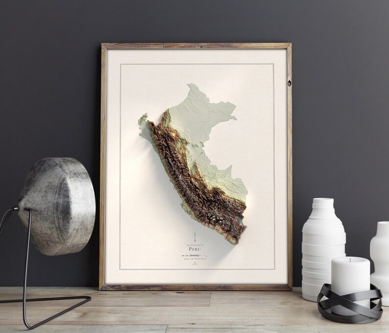 Pode incluir: Um mapa de relevo 3D do Peru emoldurado, mostrando a topografia do pa&iacute;s em tons de marrom e verde. O mapa &eacute; intitulado "Peru" e &eacute; cercado por uma moldura marrom clara.
