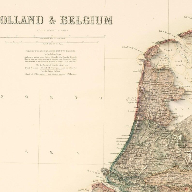 Pode incluir: Um mapa antigo da Holanda e da B&eacute;lgica, mostrando as fronteiras, os rios e as cidades dos dois pa&iacute;ses. O mapa &eacute; impresso em tons de verde, marrom e azul, com texto em preto. O t&iacute;tulo "Holland & Belgium" &eacute; impresso no topo do mapa.