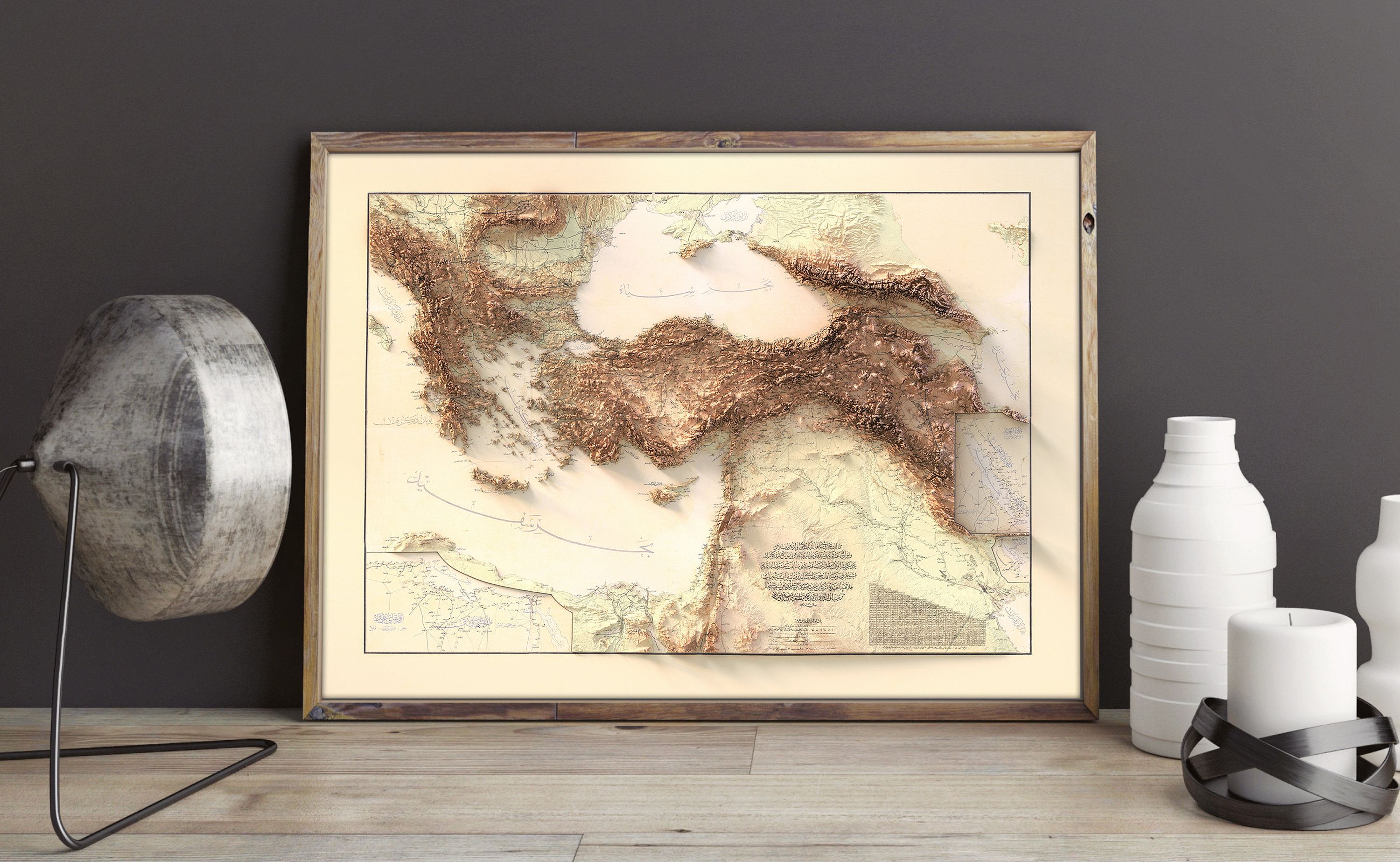 Pode incluir: Um mapa de relevo 3D emoldurado do Mar Mediterr&acirc;neo e das massas terrestres circundantes. O mapa &eacute; impresso em um fundo creme com detalhes topogr&aacute;ficos marrons e bege. A moldura &eacute; uma moldura de madeira simples com um acabamento marrom claro.