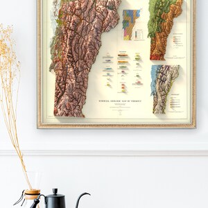 K&ouml;nnte beinhalten: Eine vintage gerahmte Karte von Vermont mit einer detaillierten geologischen Karte des Bundesstaates. Die Karte ist in Abschnitte unterteilt, die jeweils eine andere Farbe haben, die eine andere geologische Formation darstellt. Die Karte enth&auml;lt auch einen Schl&uuml;ssel, der die verschiedenen Farben und Formationen erkl&auml;rt. Der Titel der Karte lautet "SURFICIAL GEOLOGIC MAP OF VERMONT".