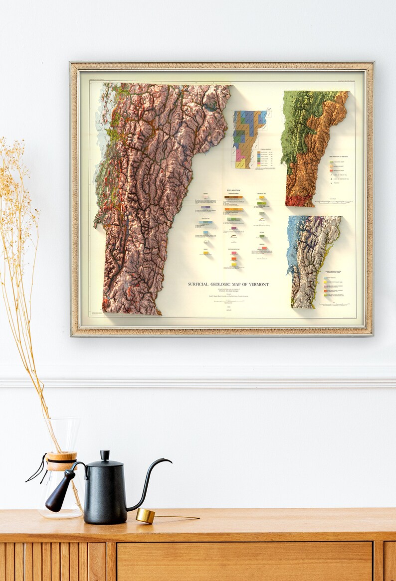 K&ouml;nnte beinhalten: Eine vintage gerahmte Karte von Vermont mit einer detaillierten geologischen Karte des Bundesstaates. Die Karte ist in Abschnitte unterteilt, die jeweils eine andere Farbe haben, die eine andere geologische Formation darstellt. Die Karte enth&auml;lt auch einen Schl&uuml;ssel, der die verschiedenen Farben und Formationen erkl&auml;rt. Der Titel der Karte lautet "SURFICIAL GEOLOGIC MAP OF VERMONT".