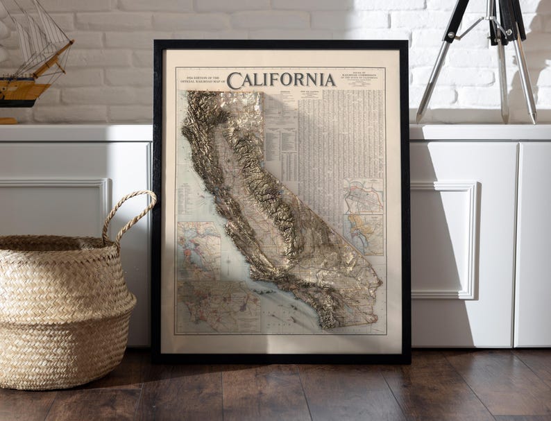 K&ouml;nnte beinhalten: Eine gerahmte Vintage-Karte von Kalifornien mit einem 3D-Reliefdesign. Die Karte ist in Schwarzwei&szlig; mit beigefarbenem Hintergrund und zeigt die Topographie des Bundesstaates.