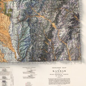 Puede incluir: Un mapa geol&oacute;gico vintage de Kansas, que muestra las formaciones y caracter&iacute;sticas geol&oacute;gicas del estado. El mapa est&aacute; en tonos de azul, verde y marr&oacute;n, con una clave que explica los diferentes tipos de rocas y formaciones. El mapa est&aacute; titulado "Mapa geol&oacute;gico de Kansas" y est&aacute; preparado por el State Geological Survey of Kansas.