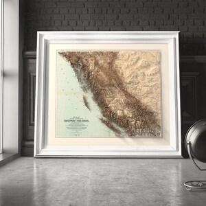 Puede incluir: Un mapa vintage de la costa del Pac&iacute;fico de California, impreso en tonos marrones y verdes, enmarcado en un marco blanco.