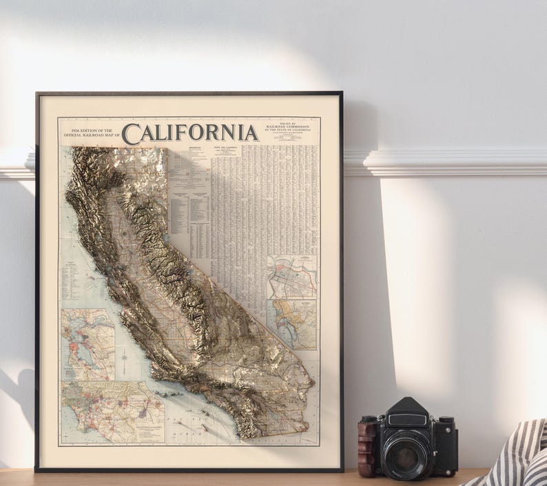 K&ouml;nnte beinhalten: Eine Vintage-Karte von Kalifornien mit einem 3D-Pr&auml;geeffekt. Die Karte ist auf cremefarbenem Papier gedruckt und in einem schwarzen Rahmen gerahmt. Der Titel "CALIFORNIA" ist in einer fetten Serifenschrift oben auf der Karte gedruckt.