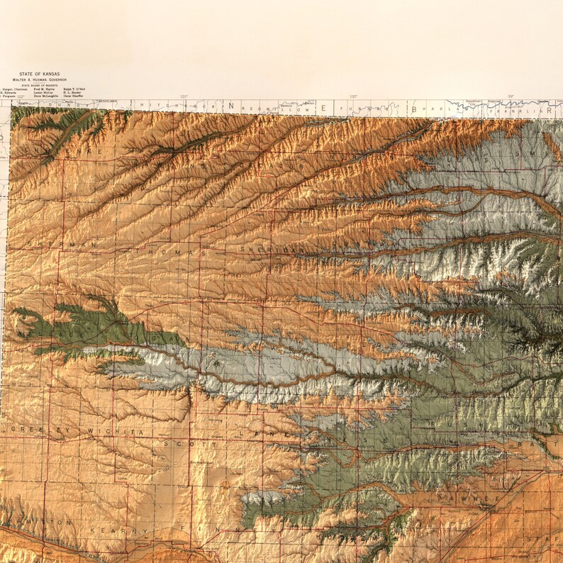 Puede incluir: Un mapa vintage del estado de Kansas, que muestra la topograf&iacute;a del terreno en marr&oacute;n, verde y blanco. El mapa est&aacute; dividido en cuadrados, con los nombres de los condados escritos en rojo.