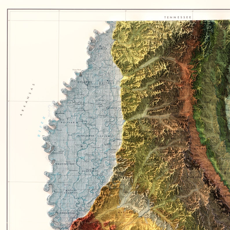 K&ouml;nnte beinhalten: Eine Vintage-Karte des Mississippi und der Grenze zwischen Arkansas und Tennessee. Die Karte zeigt die Countys in jedem Bundesstaat, wobei der Mississippi durch die Mitte schl&auml;ngelt. Die Karte ist in Blaut&ouml;nen, Gr&uuml;n- und Braunt&ouml;nen gehalten, mit einem Gitternetz dar&uuml;bergelegt.