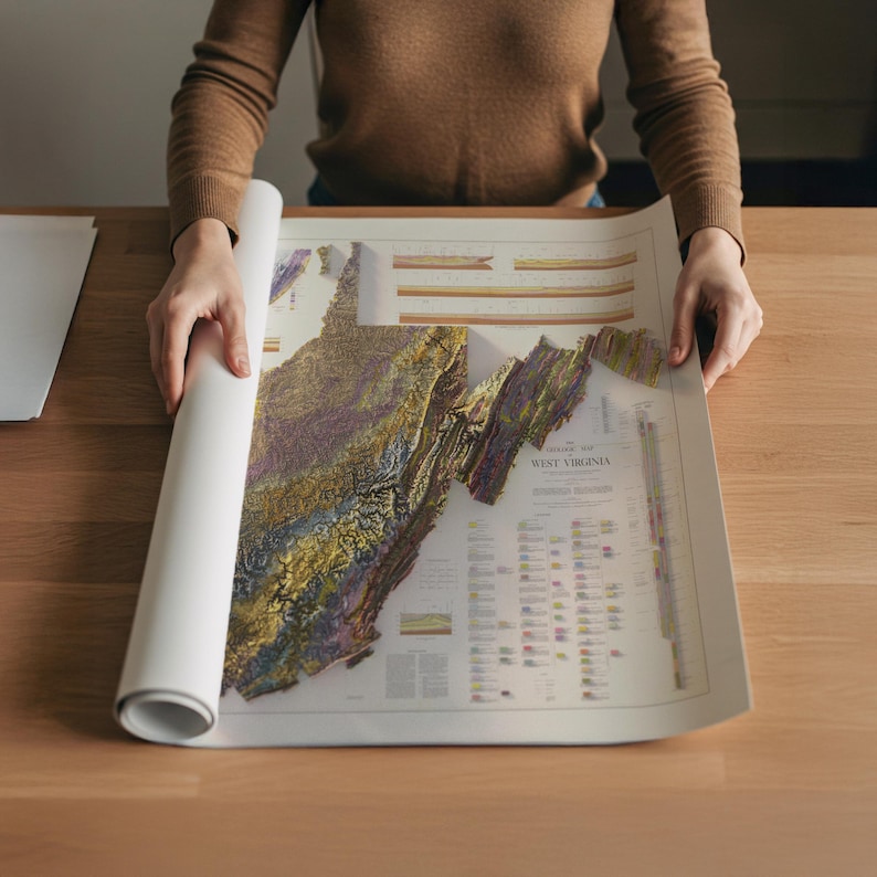 Puede incluir: Un mapa detallado de Virginia Occidental, con detalles topogr&aacute;ficos y elevaciones codificadas por colores. El mapa se est&aacute; desenrollando sobre una superficie de madera, revelando su intrincado dise&ntilde;o e informaci&oacute;n geogr&aacute;fica. Es un producto impreso.