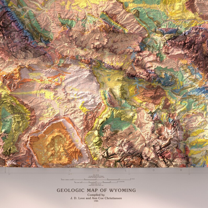 Puede incluir: Un mapa geol&oacute;gico colorido de Wyoming, que muestra diferentes formaciones rocosas y caracter&iacute;sticas geol&oacute;gicas. El mapa est&aacute; titulado "GEOLOGIC MAP OF WYOMING" e incluye los nombres de los compiladores, J.D. Love y Ann Coe Christiansen, y el a&ntilde;o 1985.