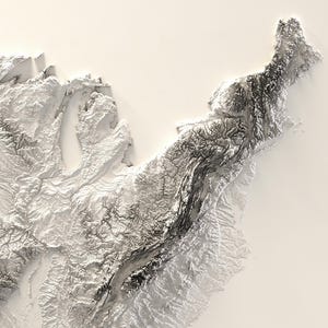 Pu&ograve; includere: Una mappa in rilievo 3D degli Stati Uniti orientali, che mostra gli Appalachi e la regione dei Grandi Laghi. La mappa &egrave; resa in tonalit&agrave; di grigio e bianco, con le montagne che appaiono pi&ugrave; scure rispetto al terreno circostante.