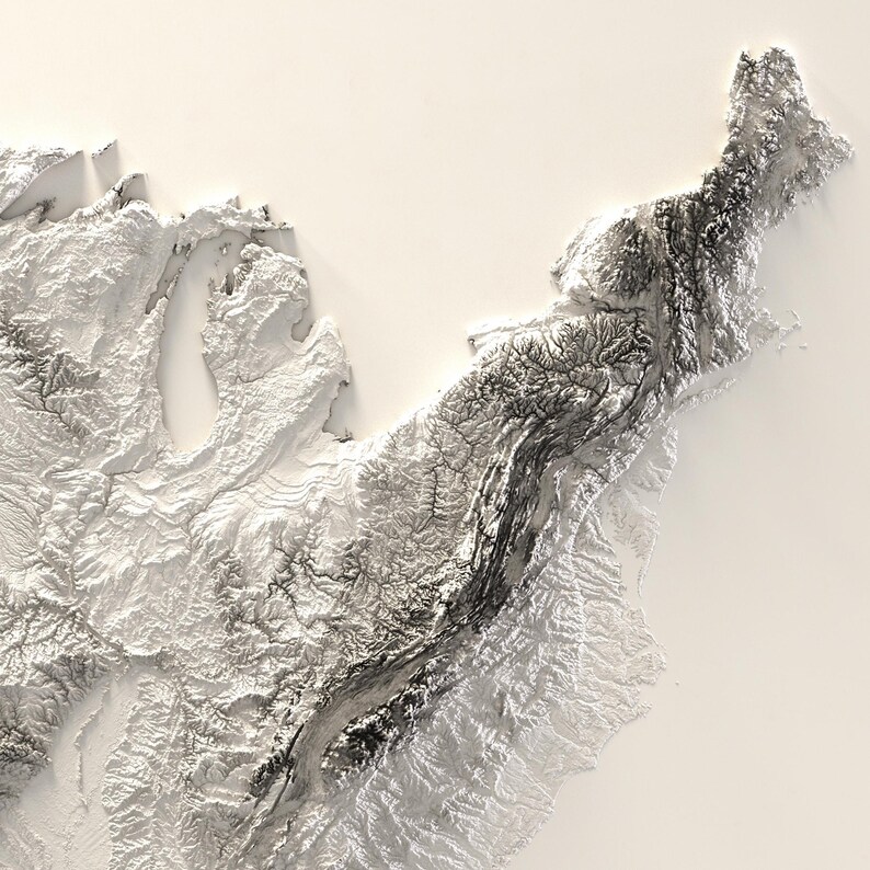Pu&ograve; includere: Una mappa in rilievo 3D degli Stati Uniti orientali, che mostra gli Appalachi e la regione dei Grandi Laghi. La mappa &egrave; resa in tonalit&agrave; di grigio e bianco, con le montagne che appaiono pi&ugrave; scure rispetto al terreno circostante.