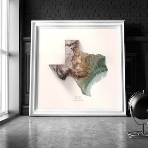 Może przedstawiać: Wydruk w ramie topograficznej mapy Teksasu. Mapa jest w odcieniach brązu, zieleni i błękitu i pokazuje zmiany wysokości stanu. Słowo "Texas" jest wydrukowane pod mapą.