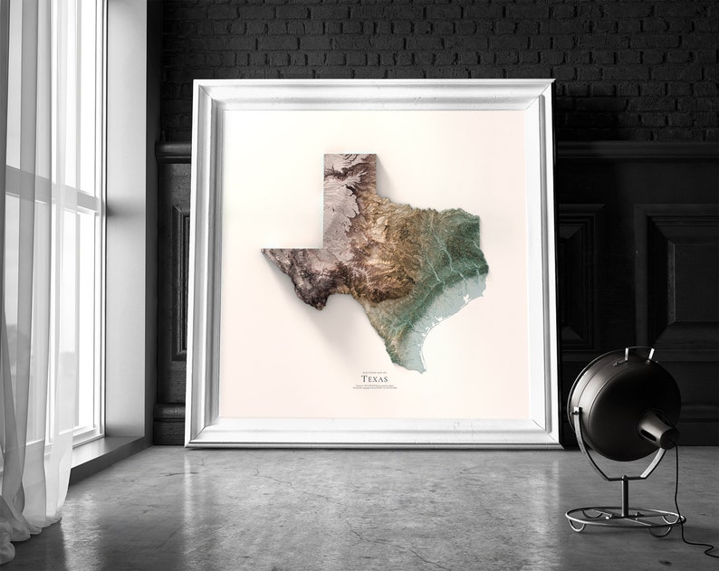 Może przedstawiać: Wydruk w ramie topograficznej mapy Teksasu. Mapa jest w odcieniach brązu, zieleni i błękitu i pokazuje zmiany wysokości stanu. Słowo "Texas" jest wydrukowane pod mapą.