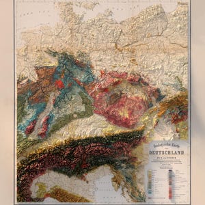 K&ouml;nnte beinhalten: Eine alte geologische Karte von Deutschland mit dem Titel "Geologische Karte von Deutschland" und einer farbcodierten Legende, die verschiedene Gesteinsformationen und geologische Perioden zeigt.