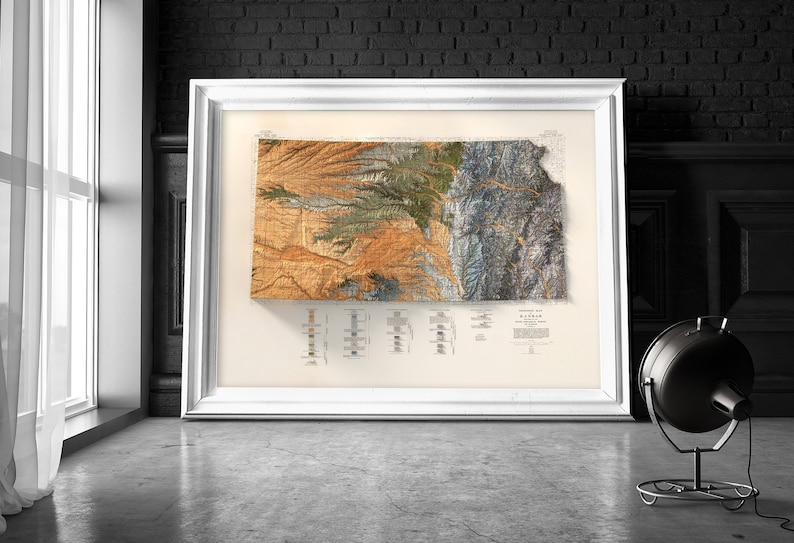 Puede incluir: Un mapa topogr&aacute;fico enmarcado de Wyoming, que muestra la elevaci&oacute;n y el terreno del estado en detalle. El mapa est&aacute; impreso en papel color crema con un estilo vintage.