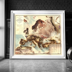 Pu&ograve; includere: Una mappa vintage, dettagliata e in rilievo dell'Europa con uno sfondo blu chiaro e accenti dorati. La mappa &egrave; intitolata "Carte Orographique Internationale de L'Europe" e include una tabella di altezze.