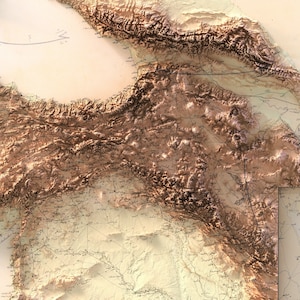 Pode incluir: Um mapa vintage de uma regi&atilde;o montanhosa em tons de marrom e bege. O mapa apresenta uma rede detalhada de linhas e texto em escrita &aacute;rabe.