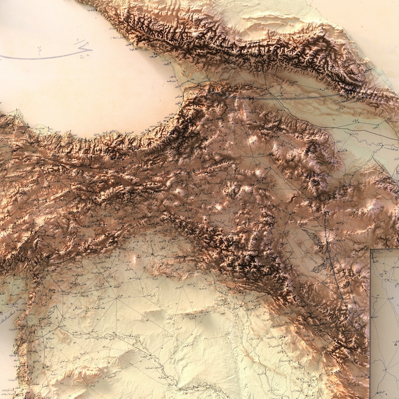 Pode incluir: Um mapa vintage de uma regi&atilde;o montanhosa em tons de marrom e bege. O mapa apresenta uma rede detalhada de linhas e texto em escrita &aacute;rabe.