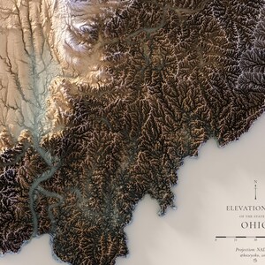 K&ouml;nnte beinhalten: Eine detaillierte topografische Karte von Ohio, die einen 3D-Reliefeffekt mit Braun- und Beiget&ouml;nen zeigt. Die Karte hebt die H&ouml;henunterschiede des Staates hervor, mit Text, der den Staatsnamen und die H&ouml;henangaben angibt. Die Karte ist vor einem neutralen Hintergrund.