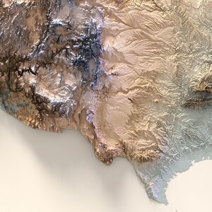 Pode incluir: Um mapa topogr&aacute;fico detalhado do sudoeste dos Estados Unidos, mostrando as mudan&ccedil;as de eleva&ccedil;&atilde;o na paisagem. O mapa &eacute; impresso em tons de marrom, bege e azul, com um fundo branco.