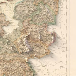 Pode incluir: Um mapa vintage de uma regi&atilde;o montanhosa com topografia e caracter&iacute;sticas geogr&aacute;ficas detalhadas. O mapa &eacute; impresso em tons de marrom, verde e bege, com pontos vermelhos marcando pontos de interesse. O mapa inclui r&oacute;tulos de texto para v&aacute;rios locais e caracter&iacute;sticas.