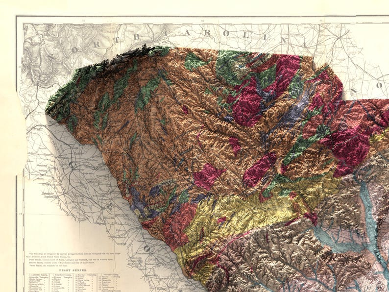 Pode incluir: Um mapa de relevo vintage da Carolina do Sul, mostrando a topografia do estado com diferentes cores que representam diferentes eleva&ccedil;&otilde;es. O mapa &eacute; impresso em papel e tem uma borda detalhada com as palavras "Carolina do Norte" no topo.