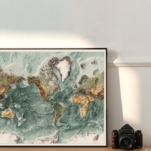 Może przedstawiać: Wydruk mapy świata w ramie z wypukłym wzorem. Mapa jest w odcieniach zieleni, brązu i bieli, a oceany są przedstawione w ciemniejszym odcieniu zieleni. Mapa jest oprawiona w czarną ramę z białą passe-partout.