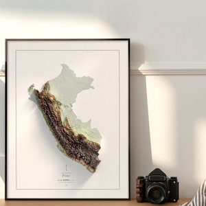 Pode incluir: Um mapa emoldurado do Peru com um relevo topogr&aacute;fico 3D que mostra o terreno variado do pa&iacute;s. O mapa &eacute; impresso em papel branco e emoldurado em uma moldura preta.