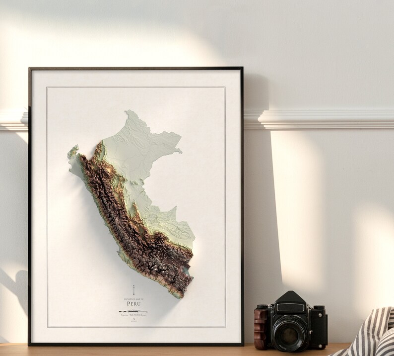 Pode incluir: Um mapa emoldurado do Peru com um relevo topogr&aacute;fico 3D que mostra o terreno variado do pa&iacute;s. O mapa &eacute; impresso em papel branco e emoldurado em uma moldura preta.