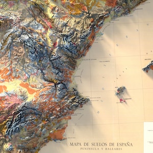 Puede incluir: Un mapa detallado de los tipos de suelos de Espa&ntilde;a, que muestra las diferentes formaciones geol&oacute;gicas de la Pen&iacute;nsula Ib&eacute;rica y las Islas Baleares. El mapa presenta una clave codificada por colores y etiquetas para las principales ciudades y caracter&iacute;sticas geogr&aacute;ficas.
