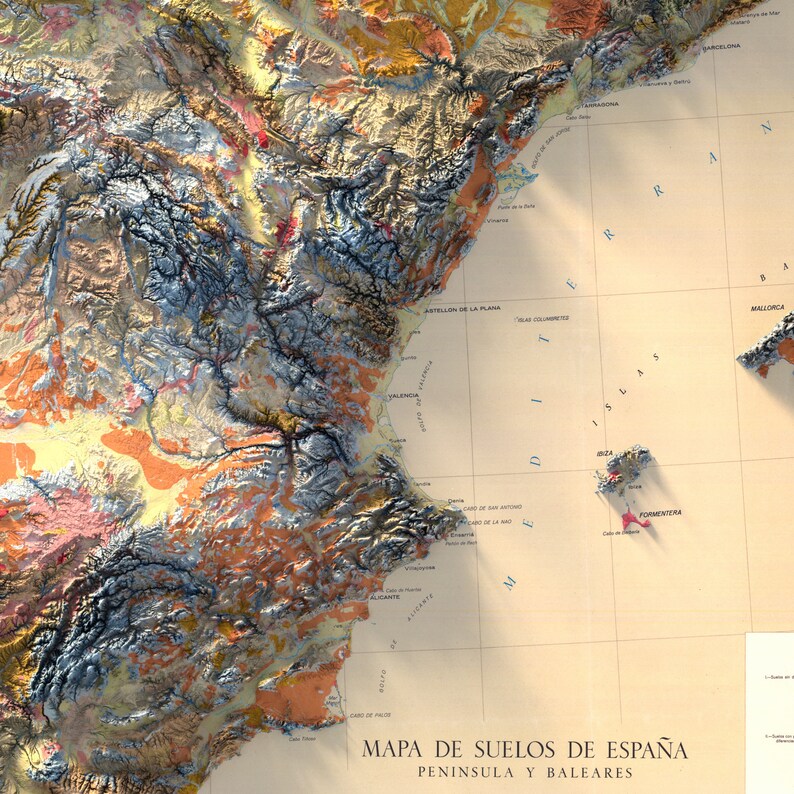 Puede incluir: Un mapa detallado de los tipos de suelos de Espa&ntilde;a, que muestra las diferentes formaciones geol&oacute;gicas de la Pen&iacute;nsula Ib&eacute;rica y las Islas Baleares. El mapa presenta una clave codificada por colores y etiquetas para las principales ciudades y caracter&iacute;sticas geogr&aacute;ficas.