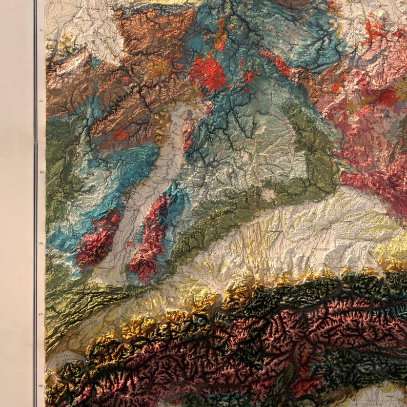 K&ouml;nnte beinhalten: Eine detaillierte topografische Karte einer Bergregion mit verschiedenen Farben und Texturen. Die Karte zeigt die H&ouml;henunterschiede und die verschiedenen Gel&auml;ndearten. Die Karte ist auf dickem, strapazierf&auml;higem Papier gedruckt.