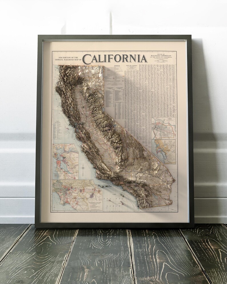K&ouml;nnte beinhalten: Eine Vintage-Karte von Kalifornien mit einem 3D-Relief-Effekt. Die Karte ist in einem schwarzen Rahmen gerahmt und hat einen wei&szlig;en Hintergrund. Der Titel "California" ist in gro&szlig;en, fetten Buchstaben oben auf der Karte gedruckt.
