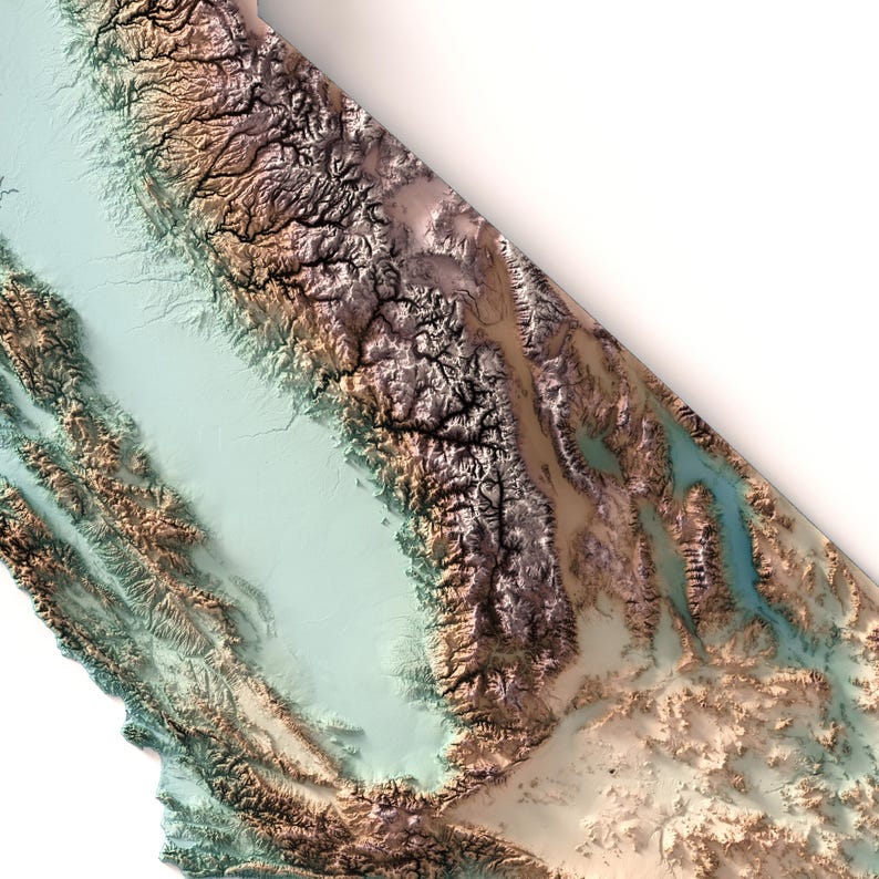 Op de afbeelding: Een gedetailleerde 3D-topografische kaart van Californi&euml;, die het gevarieerde terrein van de staat laat zien. De kaart gebruikt kleuren als bruin, groen en blauw om bergen, valleien en water weer te geven. De kaart staat tegen een witte achtergrond.